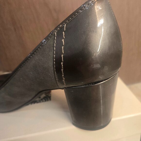 NIB AKRADKA Gray/Pewter suede shoes - Picture 3 of 6